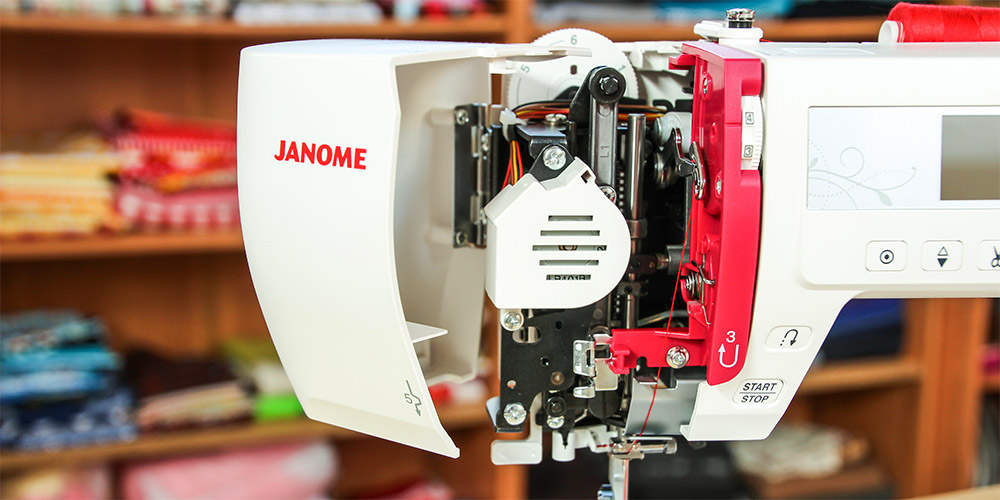 Maszyna komputerowa Janome 5060DC - opis, recenzja - otwierana pokrywa boczna bardzo pomocna przy czyszczeniu i konserwacji maszyny