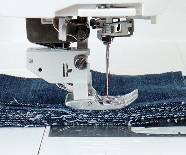 Wbudowany górny transport Janome AcuFeed Flex szycie 11 warstw jeansu