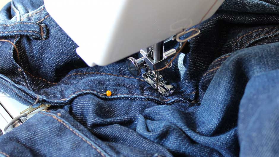 wymiana zepsutego zamka w spodniach jeansowych