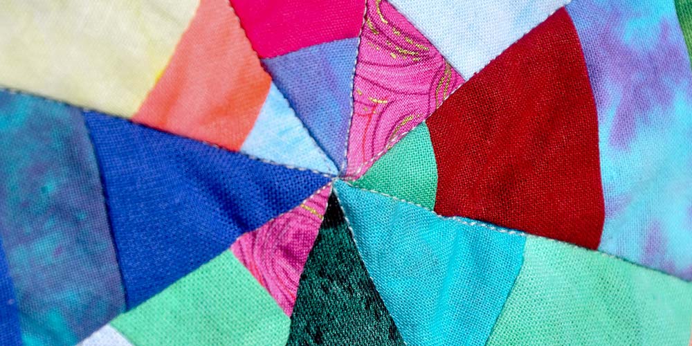 Dobór koloru nici do pikowanych elementów - nauka pikowania w szwie, szczegóły