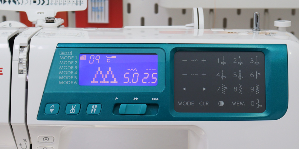 Ekran ułatwiający obsługę w maszynie do szycia Janome 5270QDC