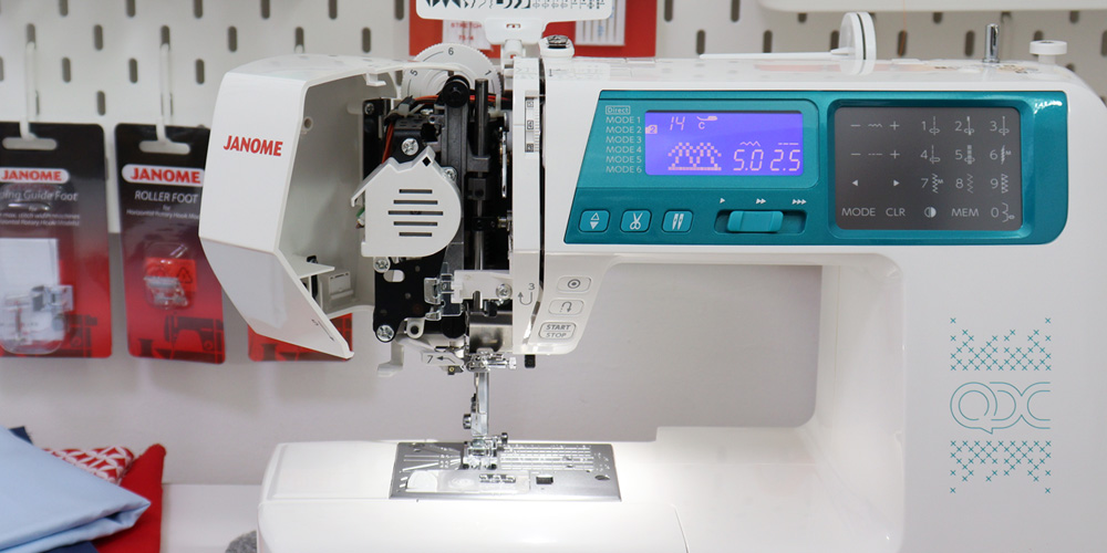 Mocna, metalowa konstrukcja maszyny Janome 5270QDC