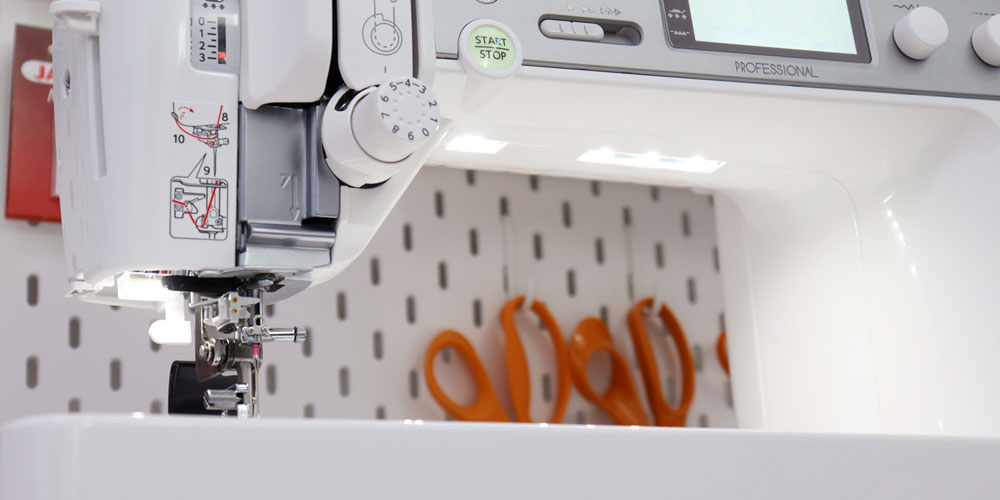 Janome MC6700P i jej 6-punktowe oświetlenie