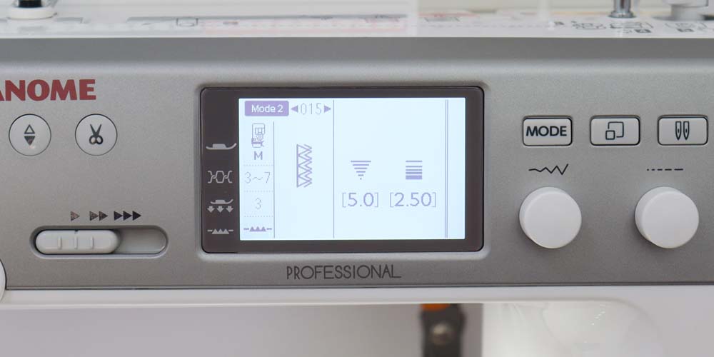 Ekran ułatwiający obsługę w modelu Janome MC6700P