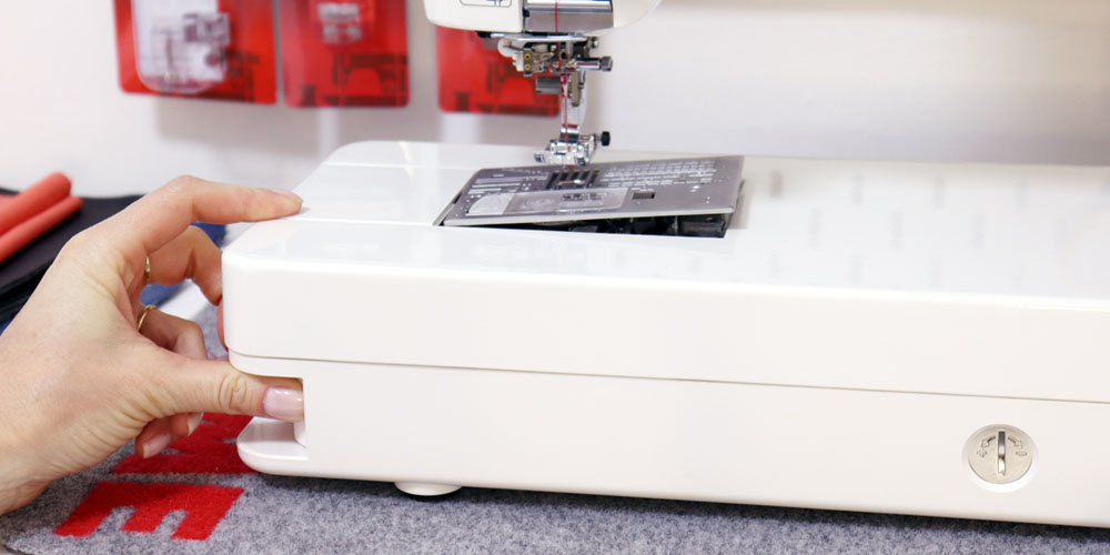 Łatwa wymiana płytki ściegowej w maszynie do szycia Janome MC6700P