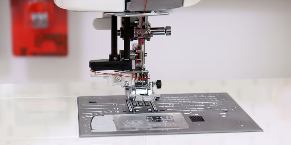 Wbudowany nawlekacz igły w modelu Janome MC6700P