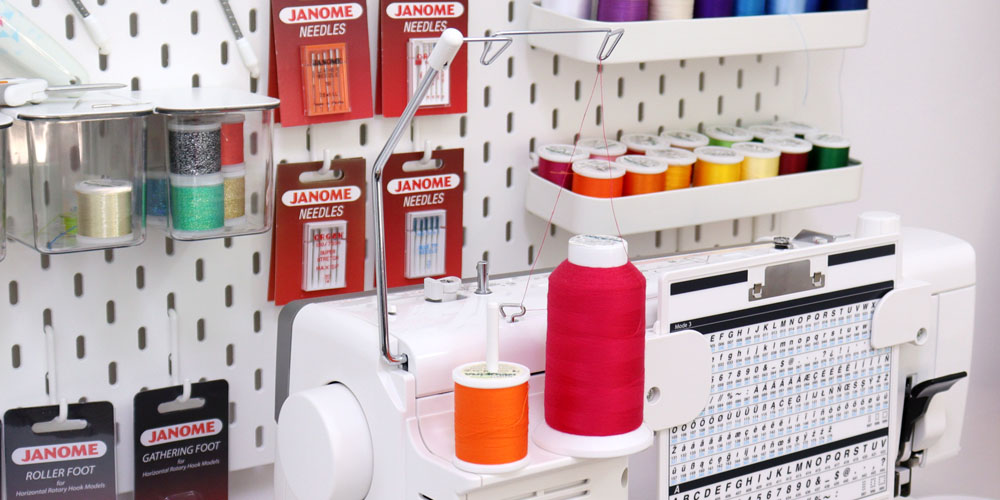 Stojak na duże szpulki nici w maszynie Janome MC6700P