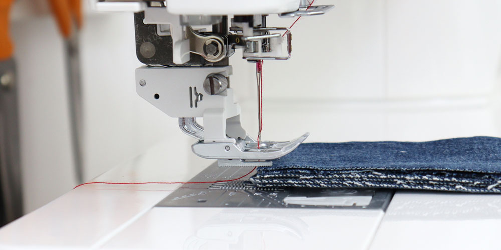 Janome MC6700P i wbudowany górny transport AcuFeed Flex