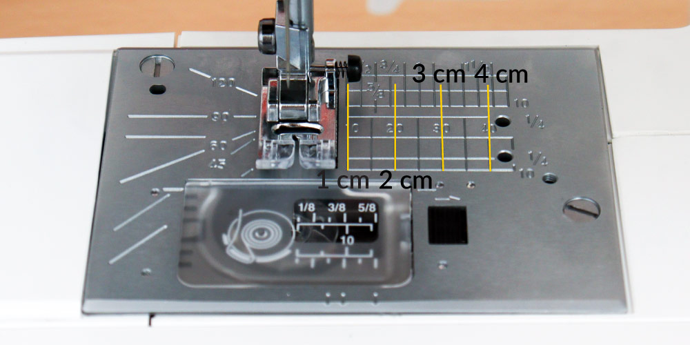 Oznaczenia na płytce ściegowej w maszynie Janome QXL605