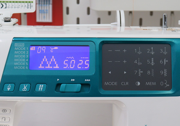 Ekron ułatwiający obsługę w komputerowej maszynie Janome 5270QDC