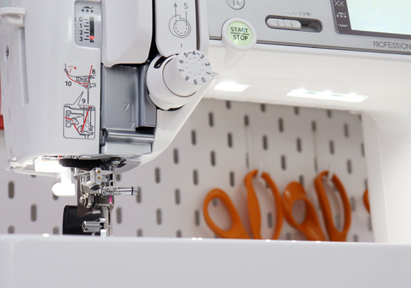 Doskonałe 6- punktowe oświetlenie led w maszynie Janome MC6700P