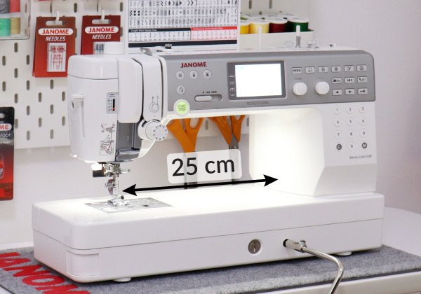 25 cm przestrzeni roboczej w maszynie Janome MC6700P