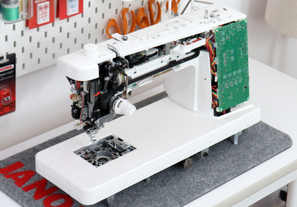 Janome MC6700P mocna, metalowa konstrukcja maszyny