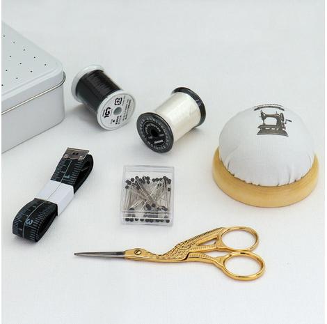 Zestaw akcesoriów krawieckich od Janome - Sewing box