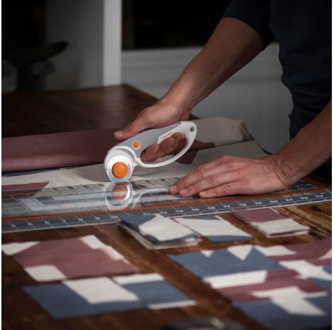  Nóż krążkowy z tytanowym ostrzem Fiskars o średnicy 60 mm, fig. 4 