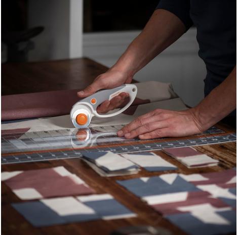  Nóż krążkowy z tytanowym ostrzem Fiskars o średnicy 45 mm, fig. 4 