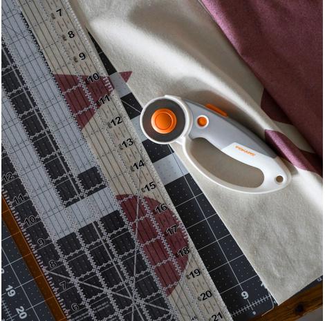  Nóż krążkowy z tytanowym ostrzem Fiskars o średnicy 45 mm, fig. 5 