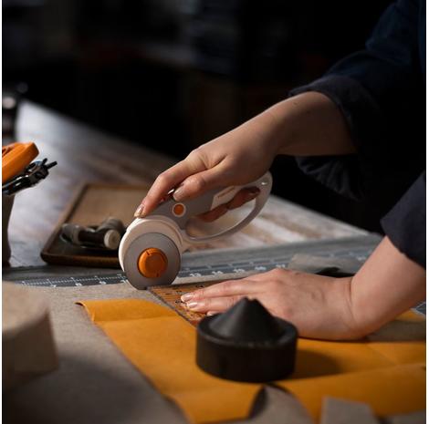  Nóż krążkowy Fiskars Duo z tytanowym ostrzem o średnicy 45 mm / 60 mm, fig. 4 