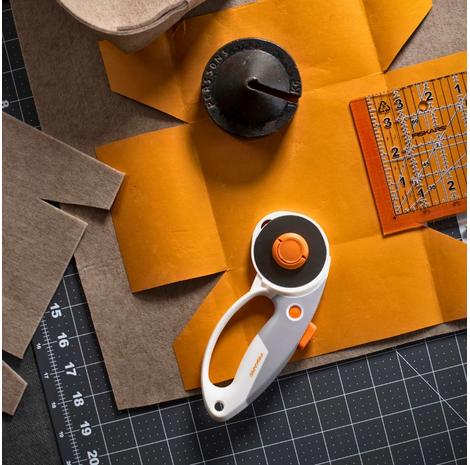  Nóż krążkowy Fiskars Duo z tytanowym ostrzem o średnicy 45 mm / 60 mm, fig. 5 